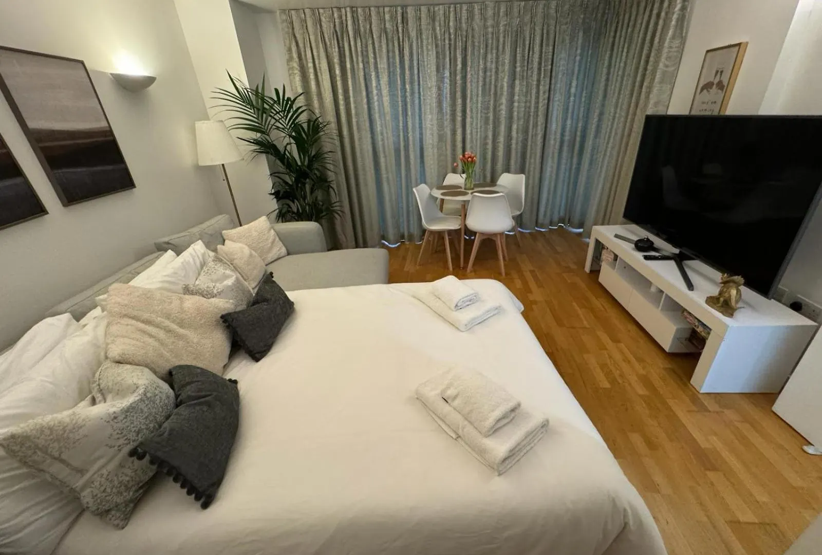 Luxury Apartment In Canary Wharf London