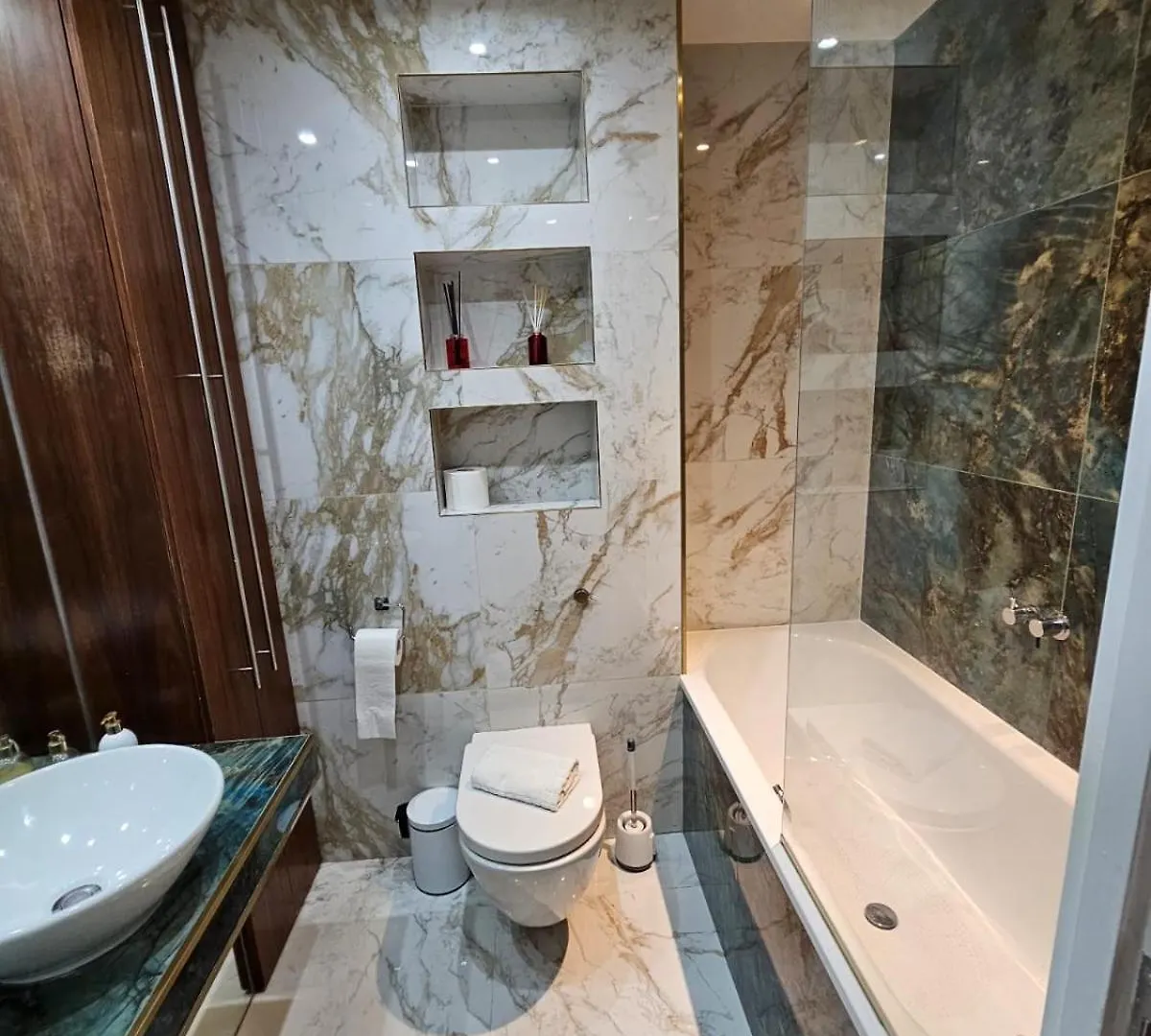 Luxury Apartment In Canary Wharf London