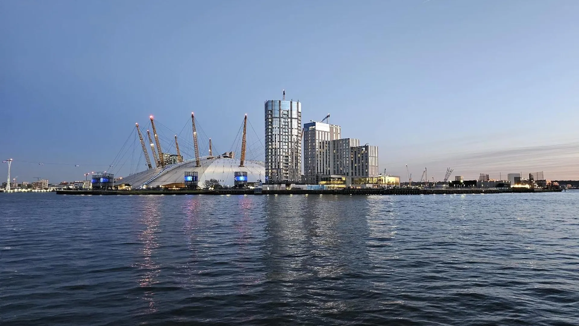 Luxury Apartment In Canary Wharf London